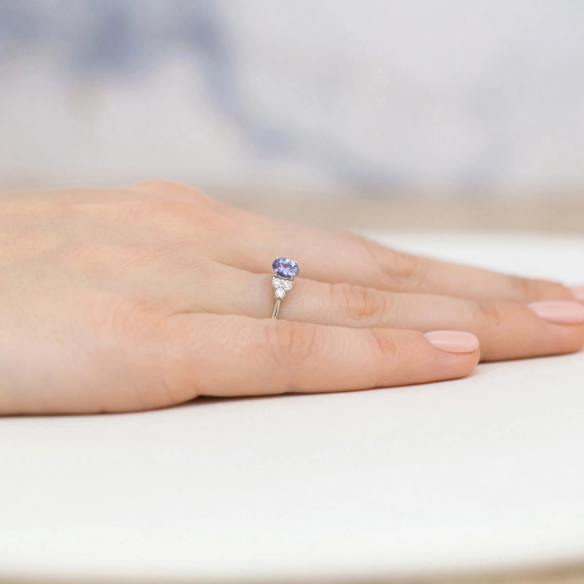 Diamantový prsten z bílého 14k zlata s tanzanitem 0,50 ct a diamanty 0,18 ct