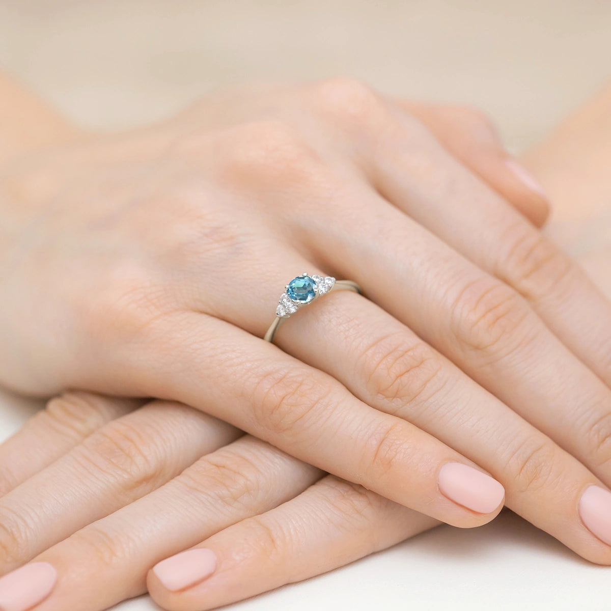 Postranní prsten s diamantem z bílého 14k zlata s topazem Swiss Blue 0,50 ct a diamanty 0,18 ct