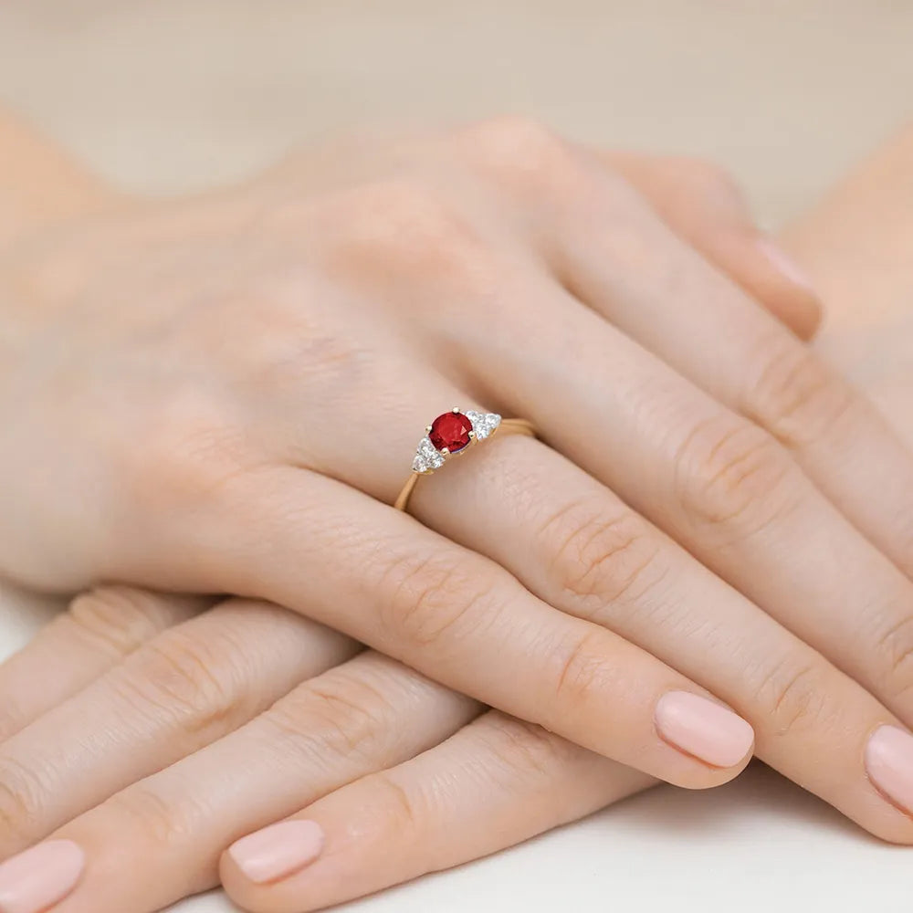 zlatý prsten s 0,60ct rubínem a 0,18ct diamanty w0451-rur-01