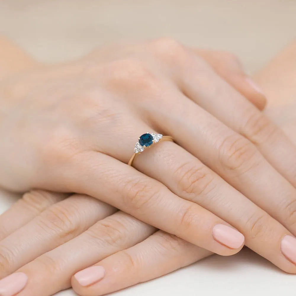 prsten-ze-zlata-s-topazem-london-blue-0-50ct-a-diamanty-0-18ct-w0451-tol-01