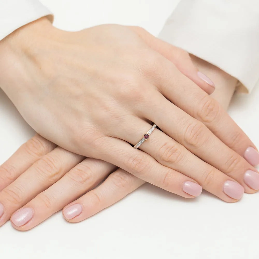 zlatý prsten s 0,15ct rubínem a 0,07ct diamanty w0459-rur-01