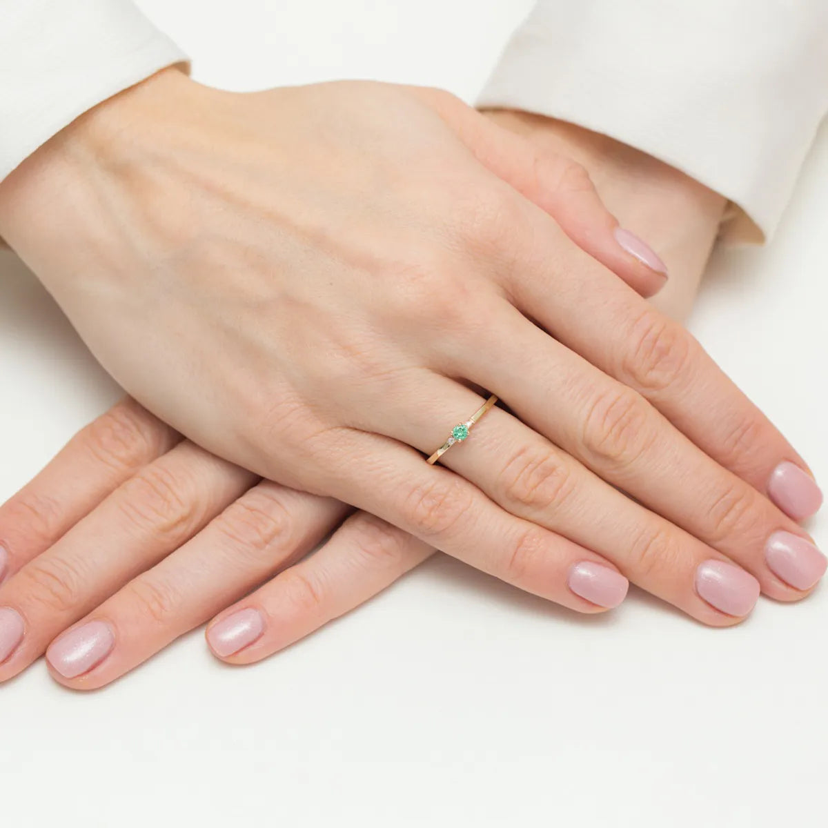zlatý prsten s 0,15ct smaragdem a 0,01ct diamanty w0464-emg-01