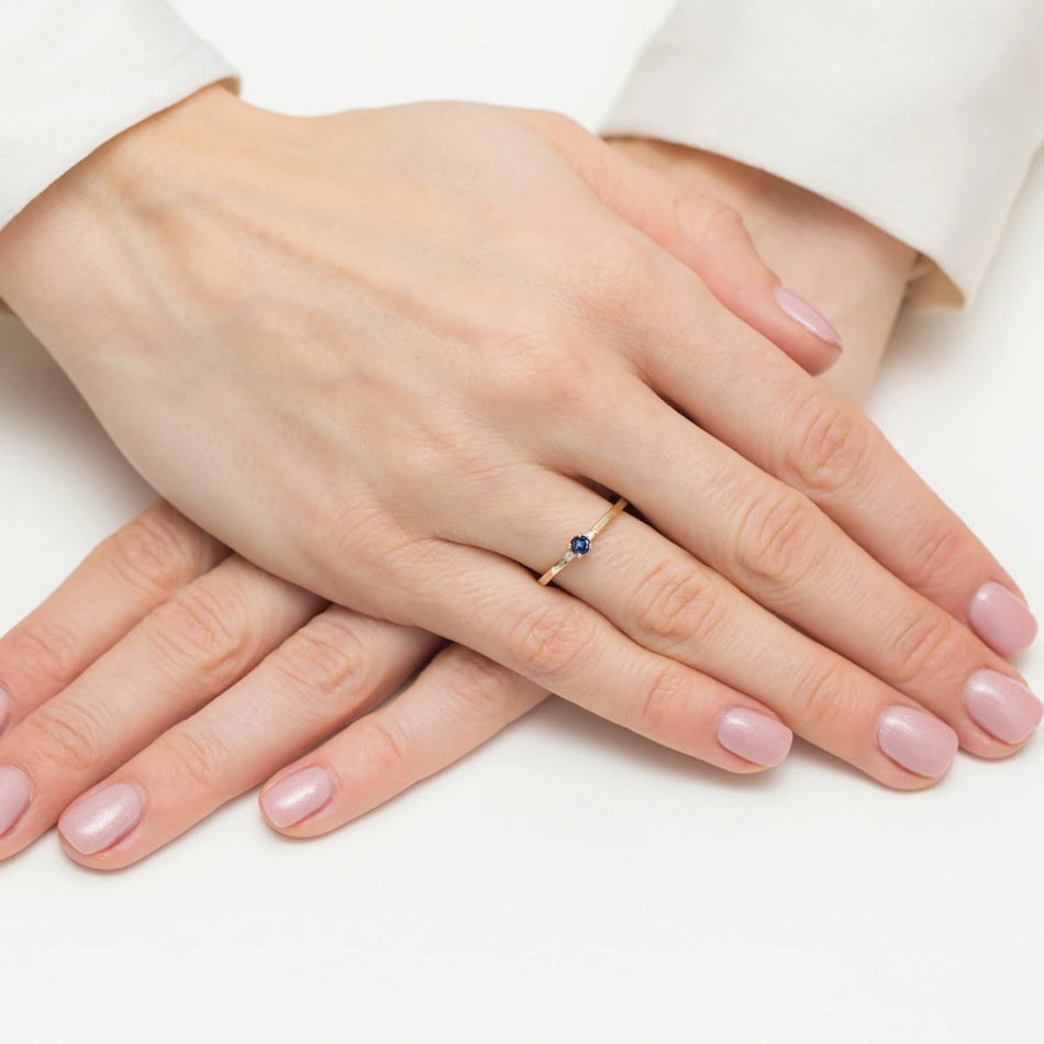 Zlatý prsten s 0,15 ct safírem a 0,01 ct diamanty