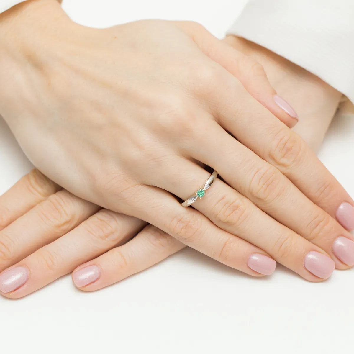 prsten-ze-zlata-s-0-15ct-smaragdem-a-0-01ct-diamanty-w0469-emg-01