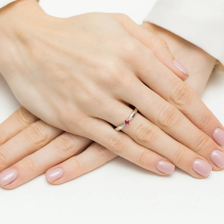 zlatý prsten s 0,15ct rubínem a 0,01ct diamanty w0469-rur-01