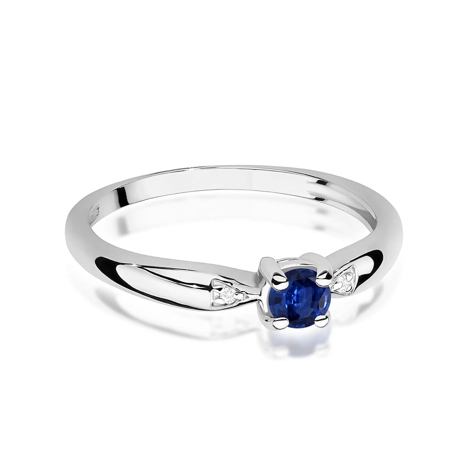 Prsten z bílého zlata s 0,15 ct safírem a 0,01 ct diamanty