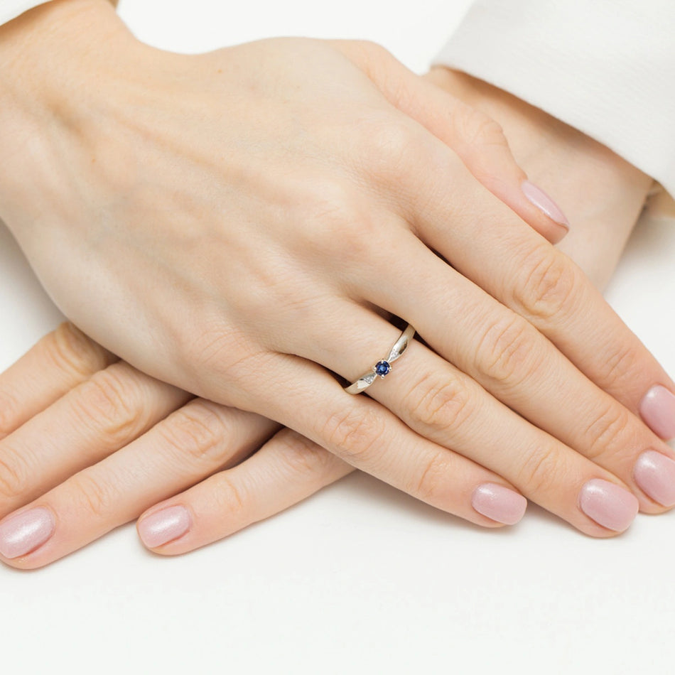 Prsten z bílého zlata s 0,15 ct safírem a 0,01 ct diamanty