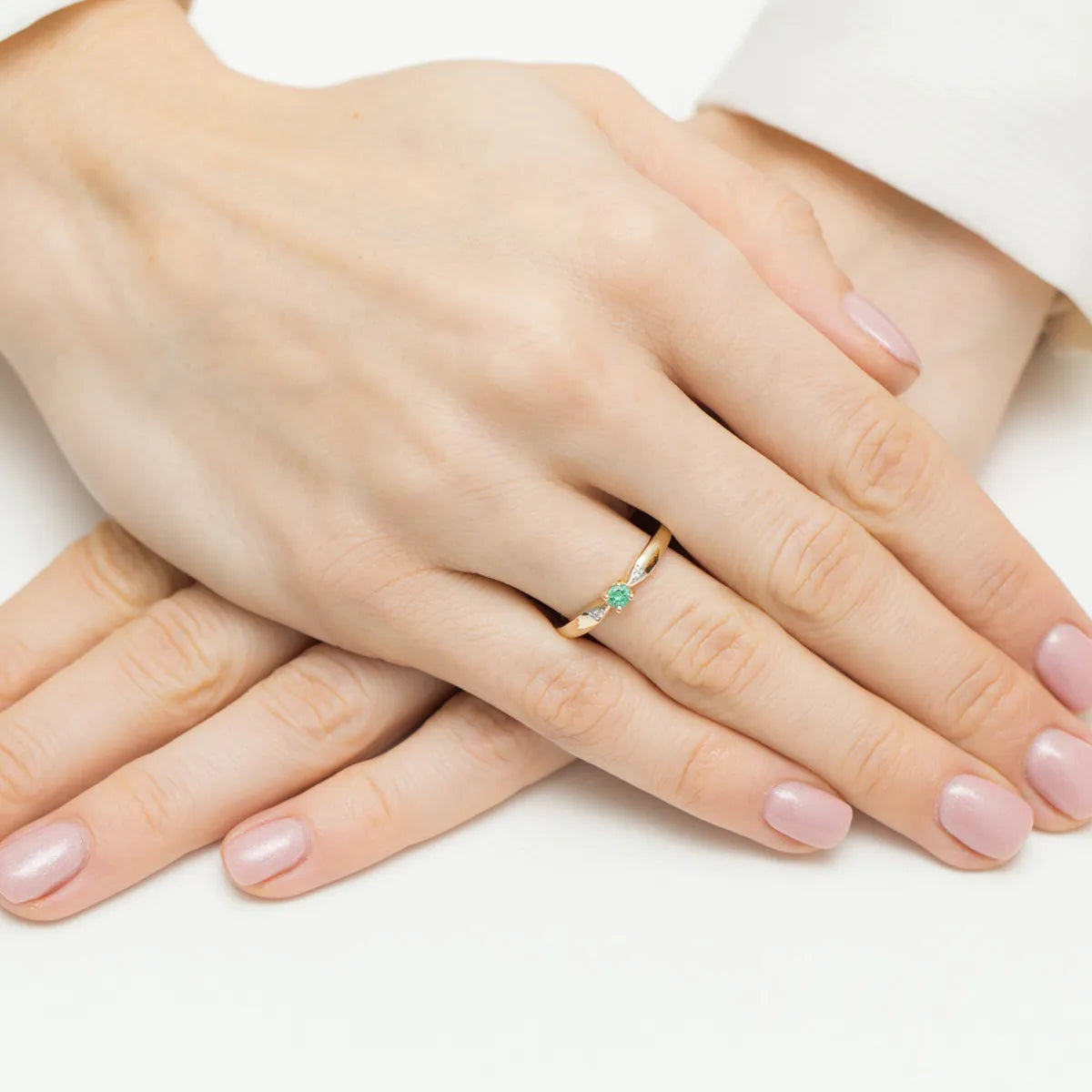 prsten-ze-zlata-s-0-15ct-smaragdem-a-0-01ct-diamanty-w0469-emg-01