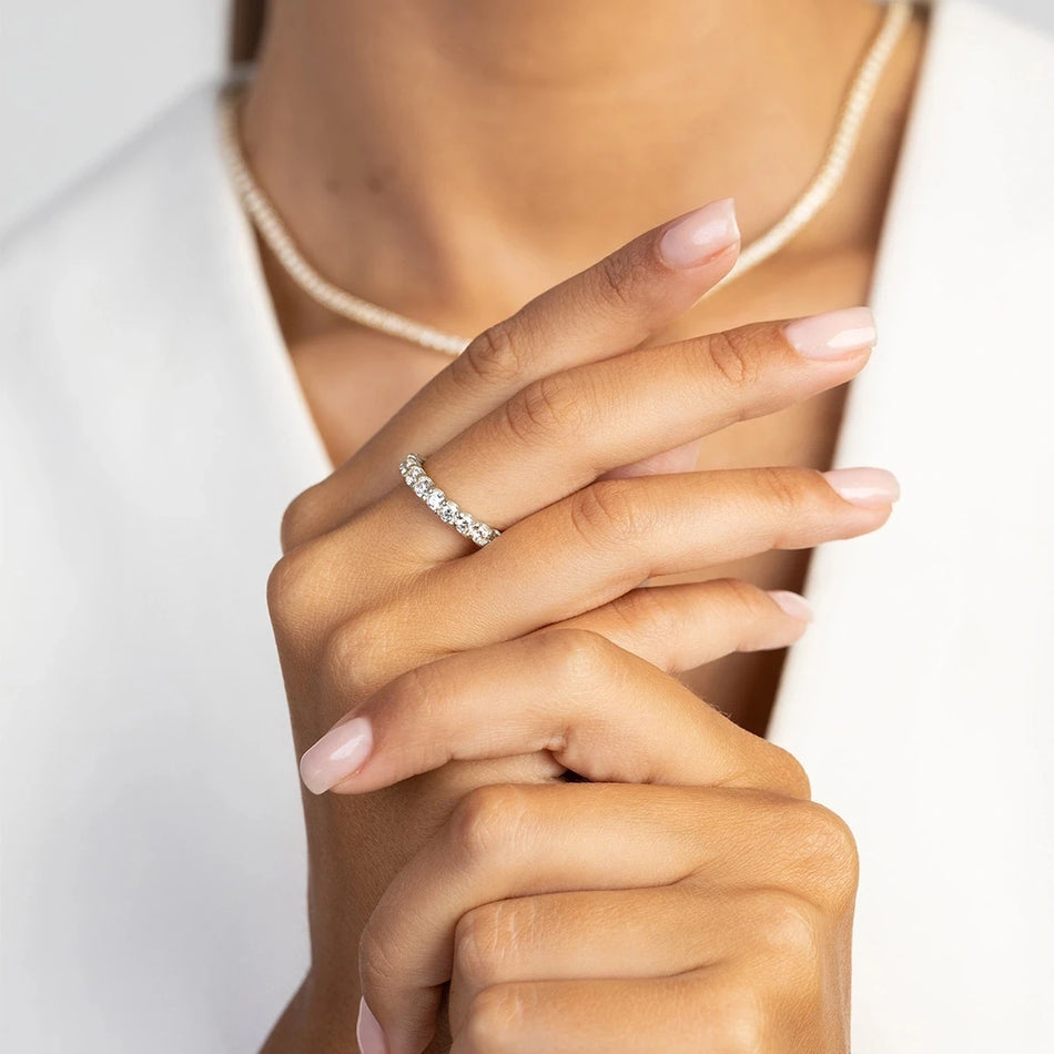 Prsten z bílého zlata s diamanty po celém obvodu, 1,44–1,76 ct