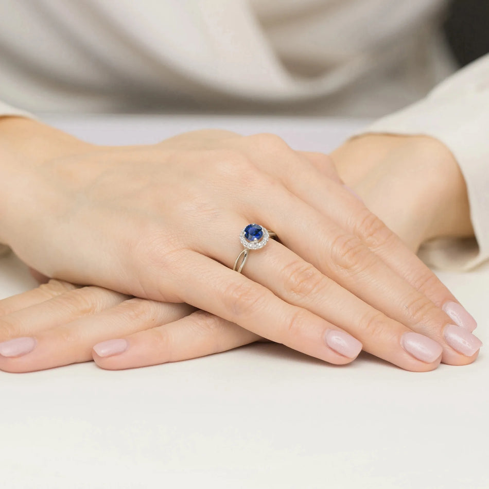 zlatý prsten s 1,00ct safírem a 0,08ct diamanty w0538-sab-01