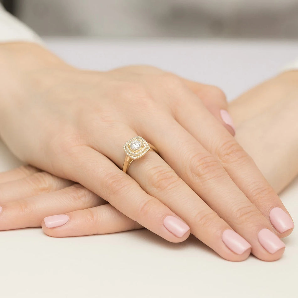 Yellow Gold Ring with Round 0,50ct Central and 0,28ct Sideline Lab-grown Diamonds