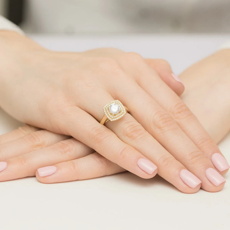 Yellow Gold Ring with Round 1,00ct Central and 0,28ct Sideline Lab-grown Diamonds