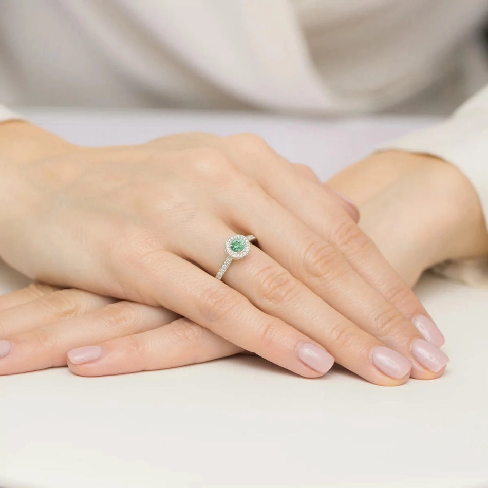 prsten-ze-zlata-s-0-30ct-smaragdem-a-0-343ct-bočními-diamanty-w0559-emg-01