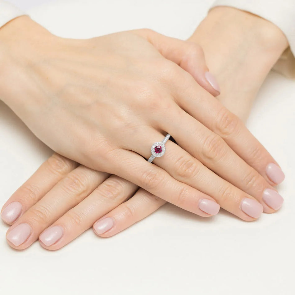 zlatý prsten s 0,30ct rubínem a 0,343ct postranními diamanty w0559-rur-01