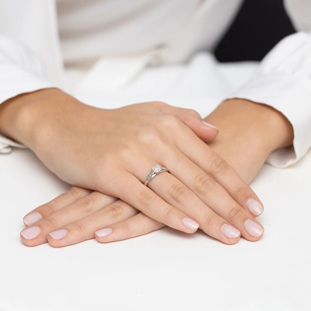 zlatý prsten s diamantem 0,08 ct a postranními diamanty 0,118 ct w0564-diw-01