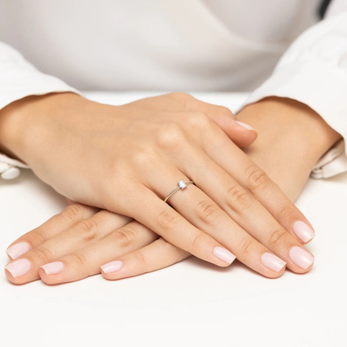 Zásnubní prsten s diamantem v 585 bílém zlatě