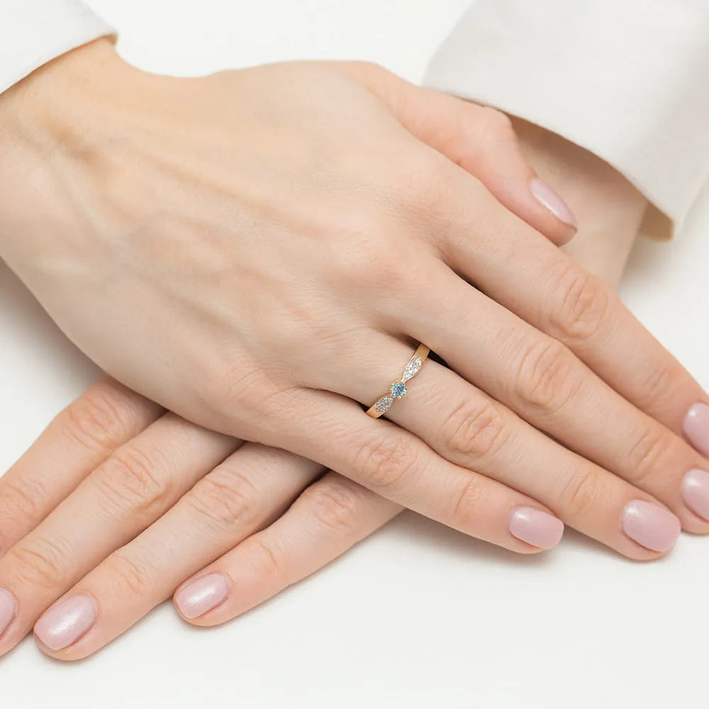 zlatý prsten s topazem 0,15 ct a diamanty 0,06 ct w0613-tob-01