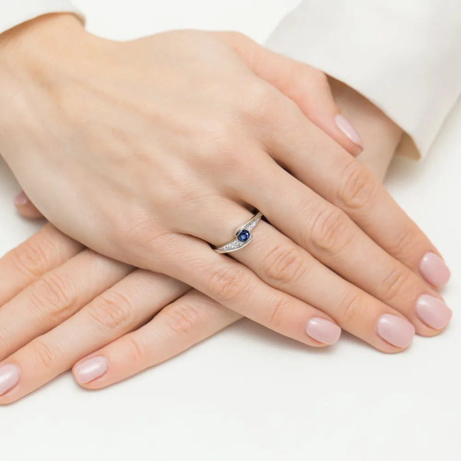 zlatý prsten s 0,30ct safírem a 0,058ct diamanty w0618-sab-01