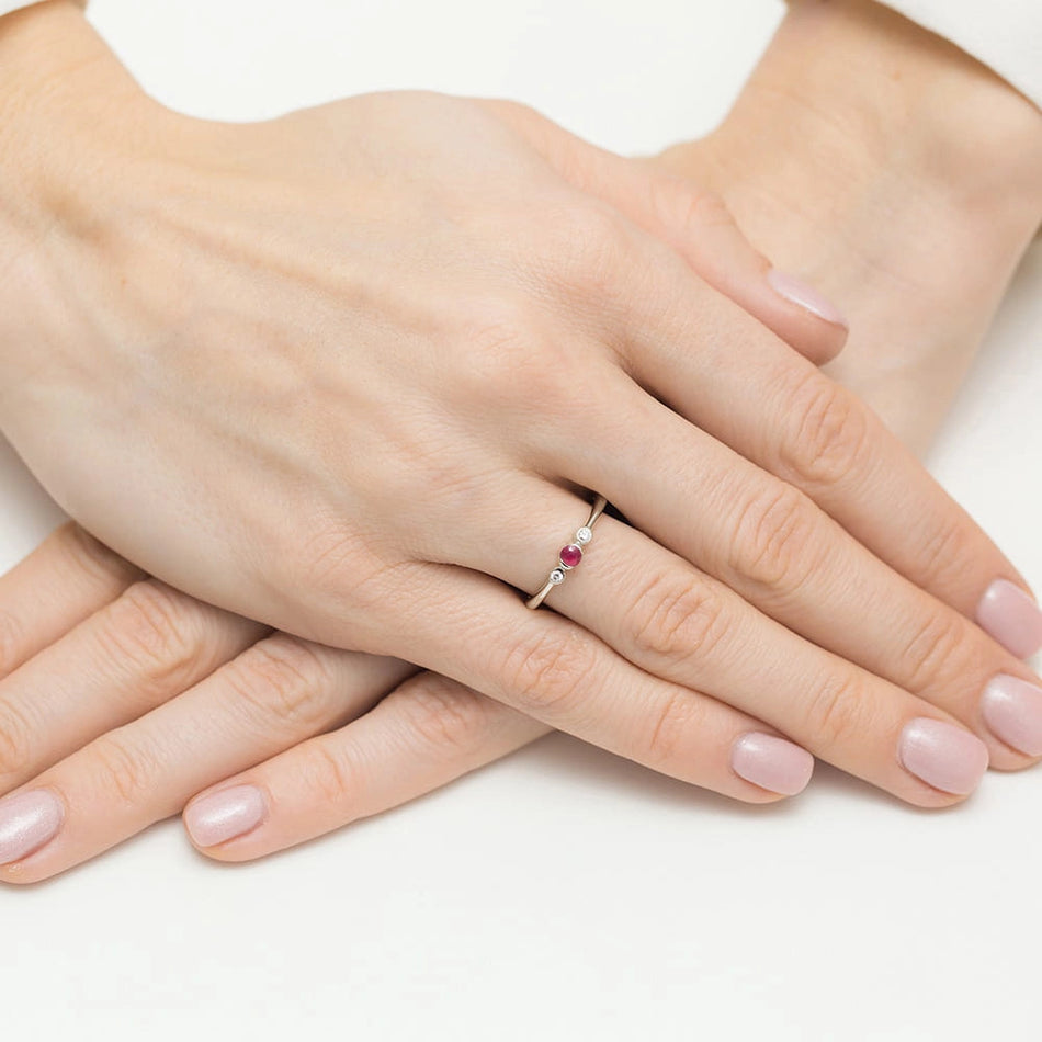 Prsten z bílého zlata s rubínem 0,15 ct a diamanty 0,06 ct