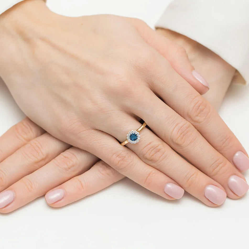 gold-ring-with-0-50ct-topaz-london-blue-and-0-103ct-diamonds-w0622-tol-01