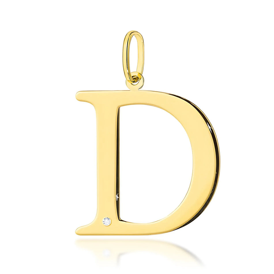 Velký přívěsek ze žlutého zlata s iniciálou „D“ a diamantem