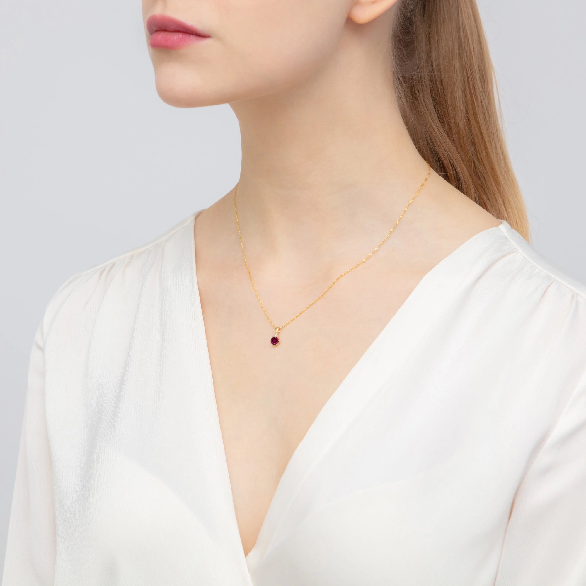gold-pendant-with-0-60ct-rhodolite-and-0-015ct-diamonds-z0076-rhr-01