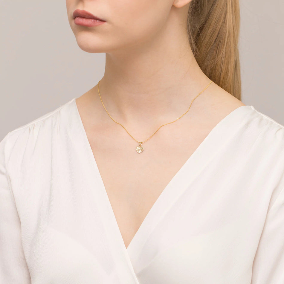 Zlatý náhrdelník s otevřeným diamantově broušeným přívěskem ve tvaru srdce