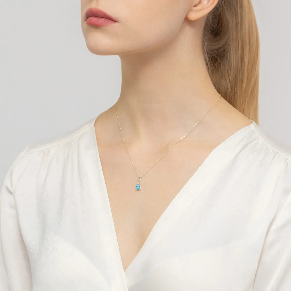 gold-pendant-with-0-90ct-topaz-and-0-026ct-diamonds-z0308-tob-01