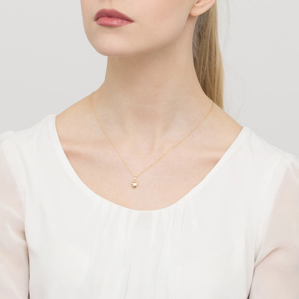 Zlatý náhrdelník se srdcovým přívěskem