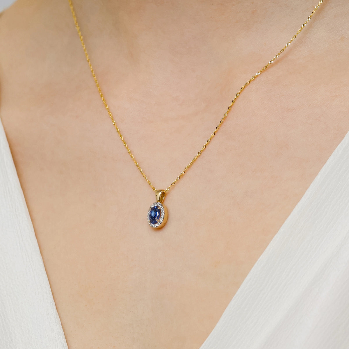 zlatý přívěsek s 0,70ct safírem a 0,08ct diamanty z0574-sab-01