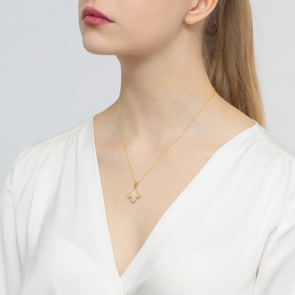 Zlatá sada: přívěsek s černým smaltem ve tvaru květu se zirkony