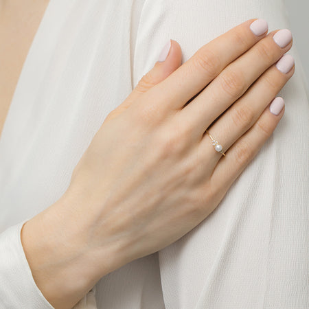 Prsten z 14karátového (585) zlata s perlou a zirkonem. Objednejte dárek pro maminku, přítelkyni nebo snoubenku.