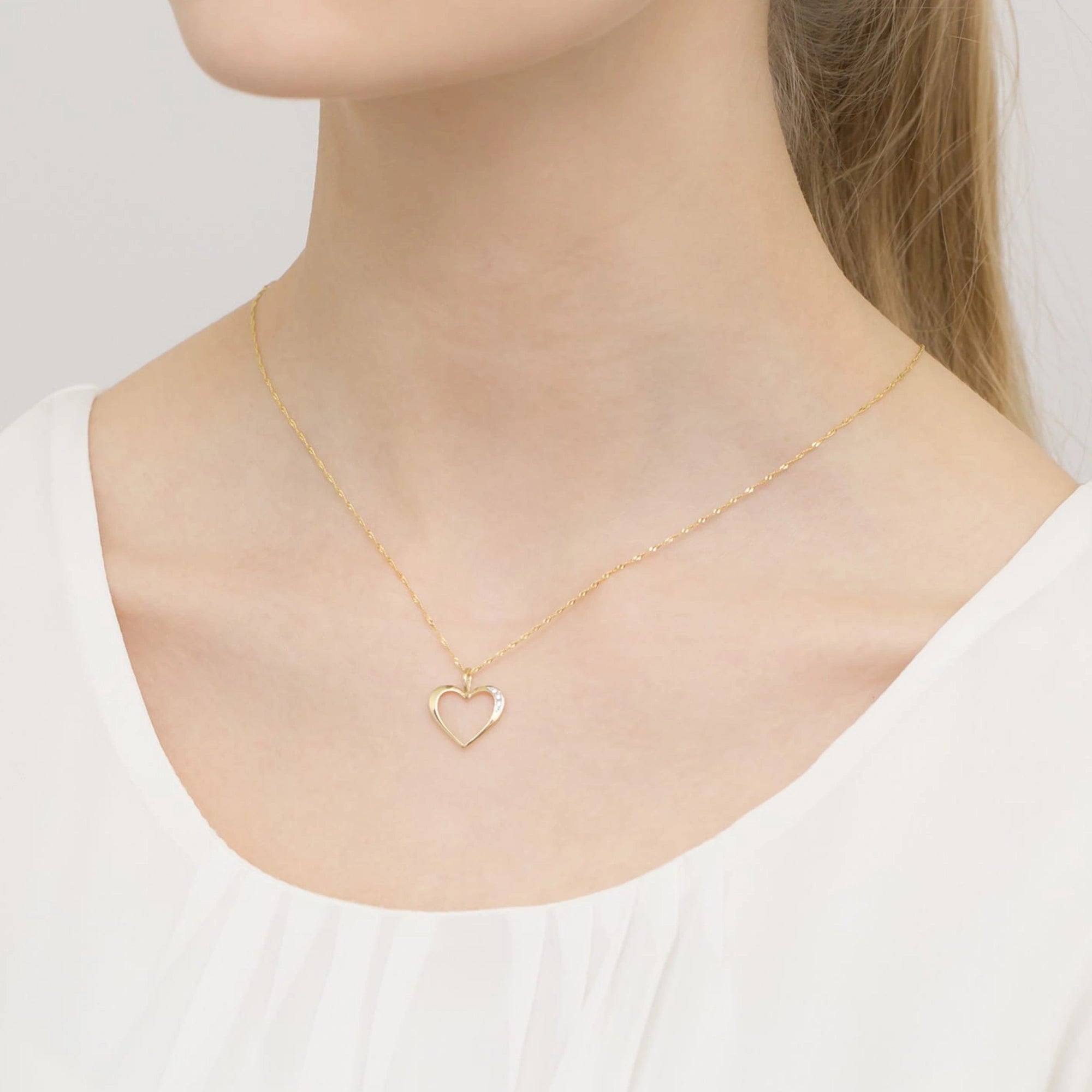 Zlatý přívěsek ve tvaru srdce s diamanty o hmotnosti 0,026 ct. Udělejte radost někomu, koho máte rádi.