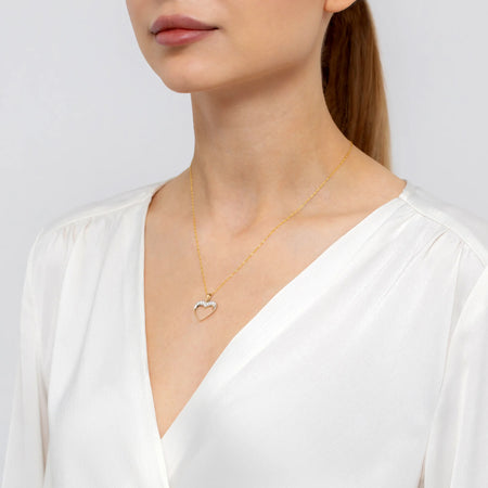 Made from high-quality 585 (14K) gold, ensuring a rich, lasting luster that will not fade over time. The pendant features 9 carefully hand-set white zirconias that catch the light from every angle, offering a diamond-like brilliance.