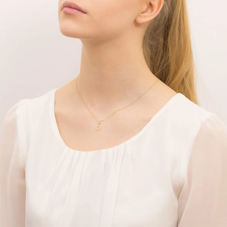 Přívěsek z 8karátového zlata je nadčasovým vyjádřením elegance a ženskosti. Dokonalý dárek pro maminku, sestru, manželku nebo dceru