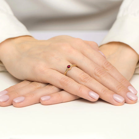 Zlatý prsten s rubínem o hmotnosti 0,30 ct. Tento drahokam spojuje eleganci, jemnost a trvanlivost. Tento prsten je ideální volbou pro zásnuby. Je to elegantní dárek.