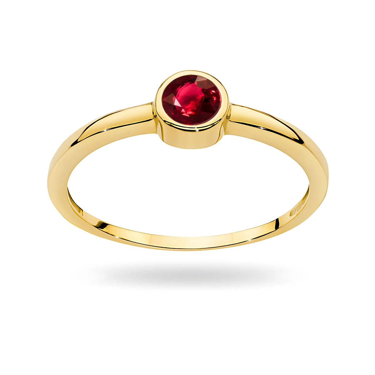 Zlatý prsten s rubínem o hmotnosti 0,30 ct. Tento drahokam spojuje eleganci, jemnost a trvanlivost. Tento prsten je ideální volbou pro zásnuby. Je to elegantní dárek.
