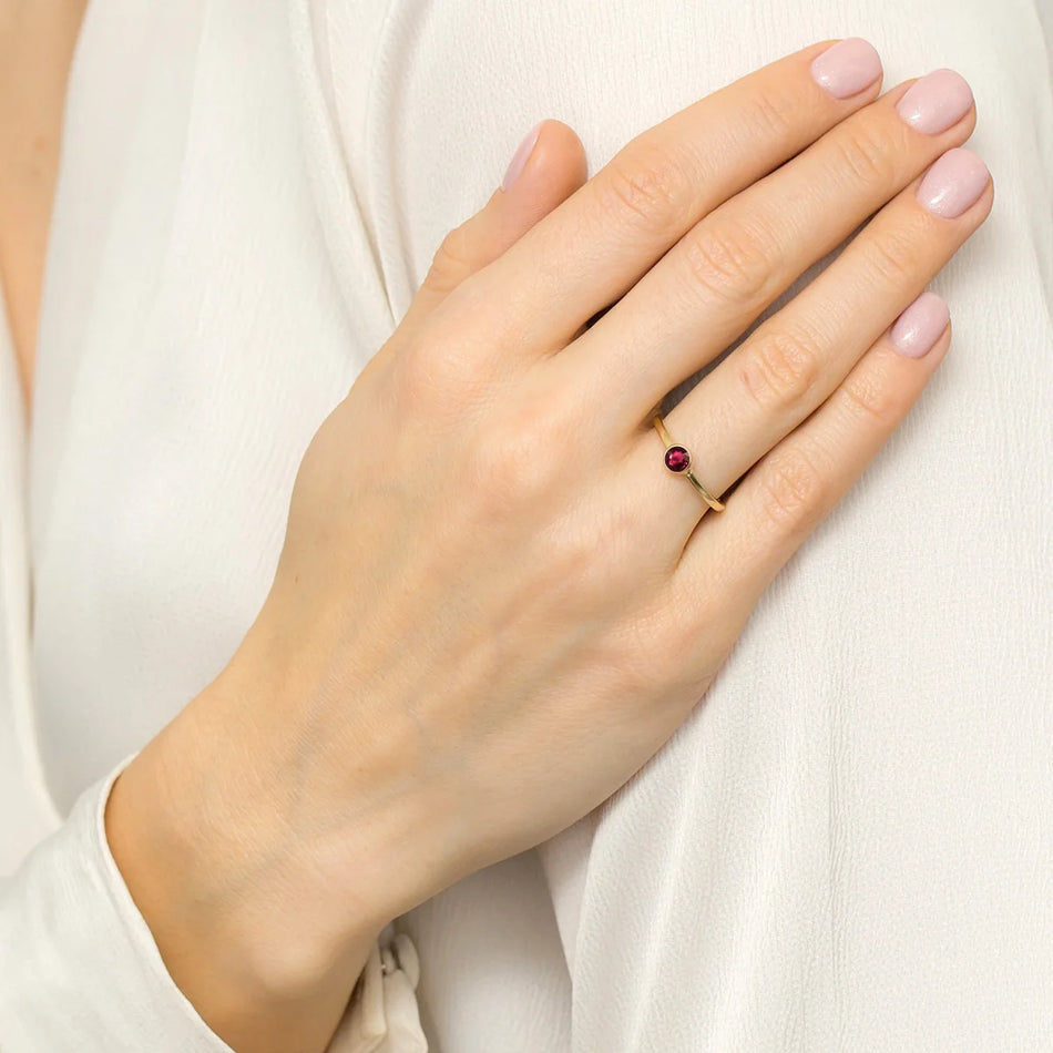 Gold ring with 0.30ct Ruby. This precious stone combines elegance, subtlety, and durability. This ring is the perfect choice for an engagement. It's elegant gift.