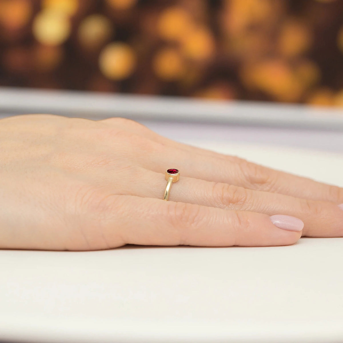 Zlatý prsten s rubínem o hmotnosti 0,30 ct. Tento drahokam spojuje eleganci, jemnost a trvanlivost. Tento prsten je ideální volbou pro zásnuby. Je to elegantní dárek.