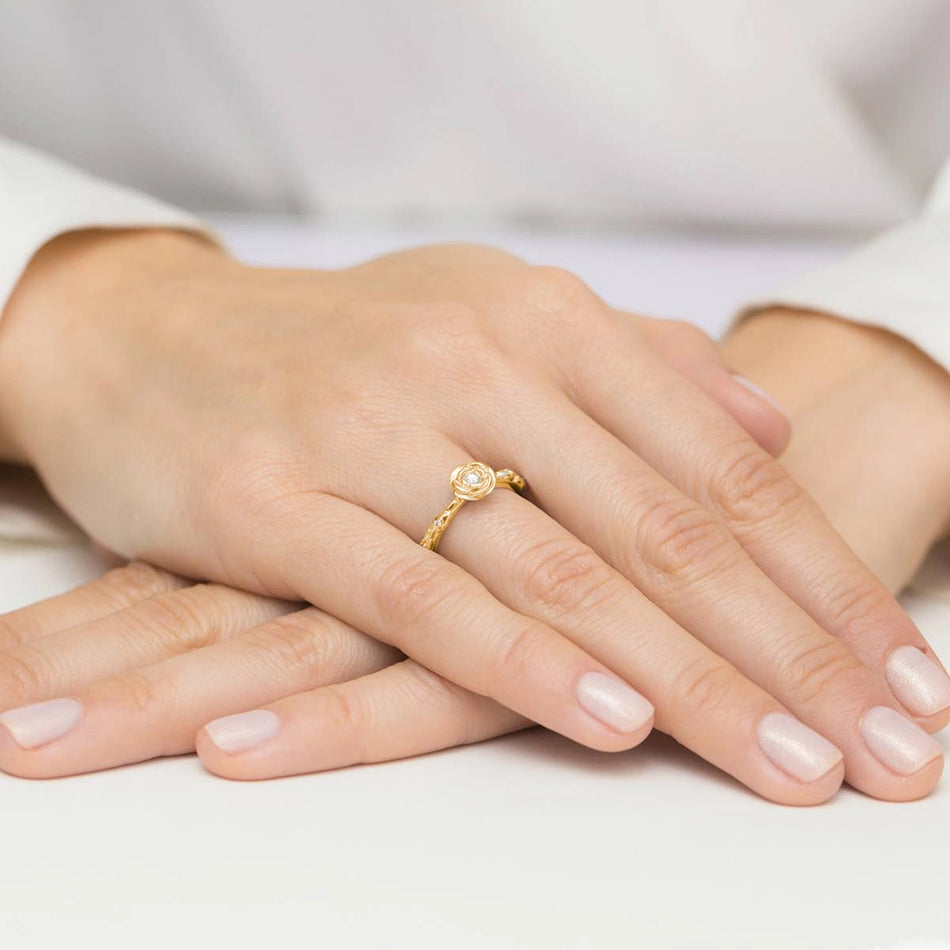 gold-ring-with-0-08ct-and-4x0-005ct-diamonds-p027-b0-10