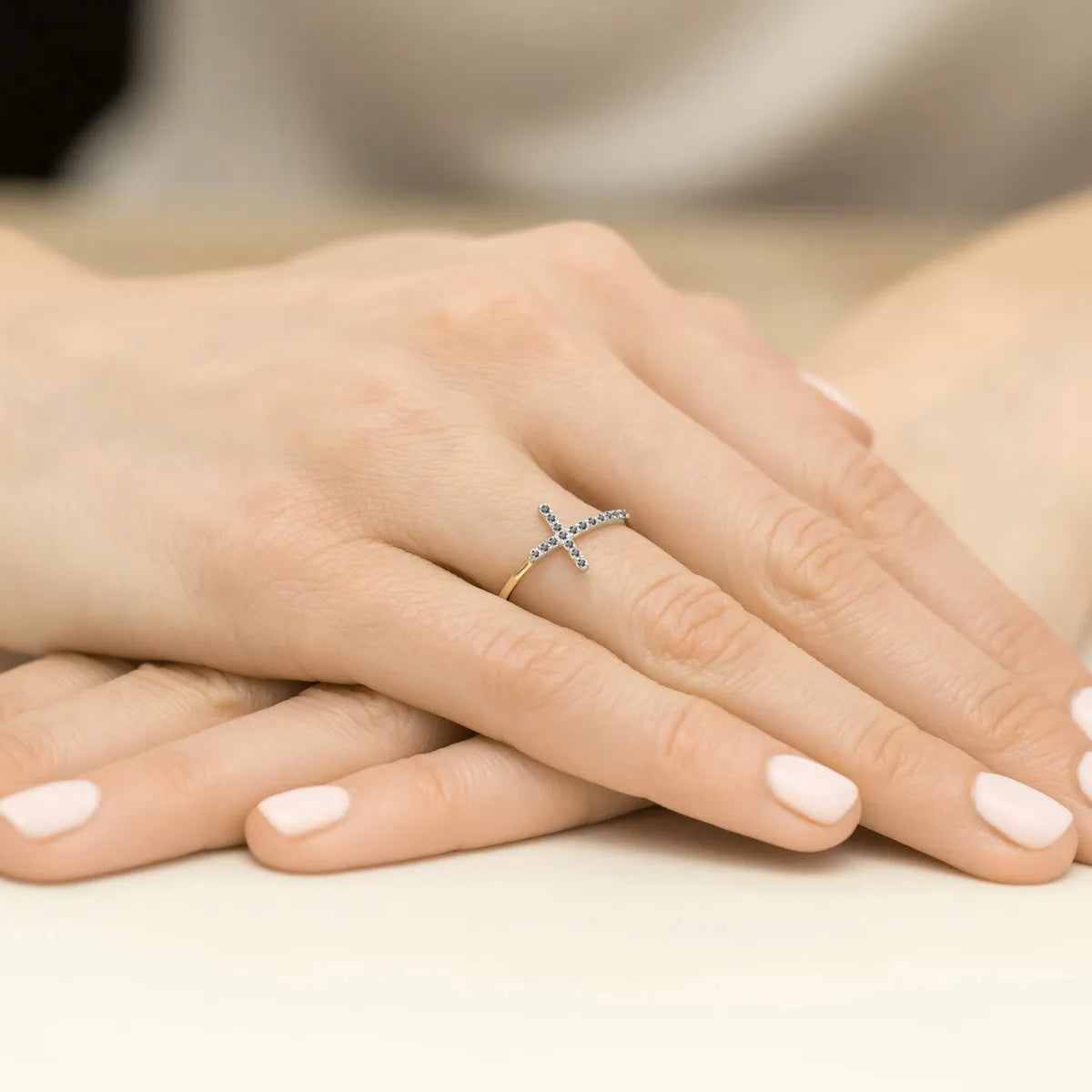 Zlatý prsten s křížkem z černých diamantů o hmotnosti 0,09 ct