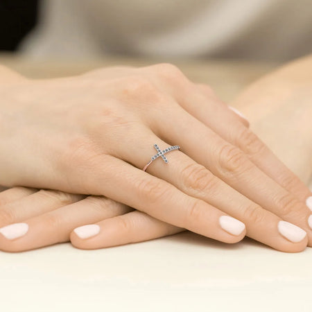 Prsten z růžového zlata s křížkem z černých diamantů o hmotnosti 0,09 ct