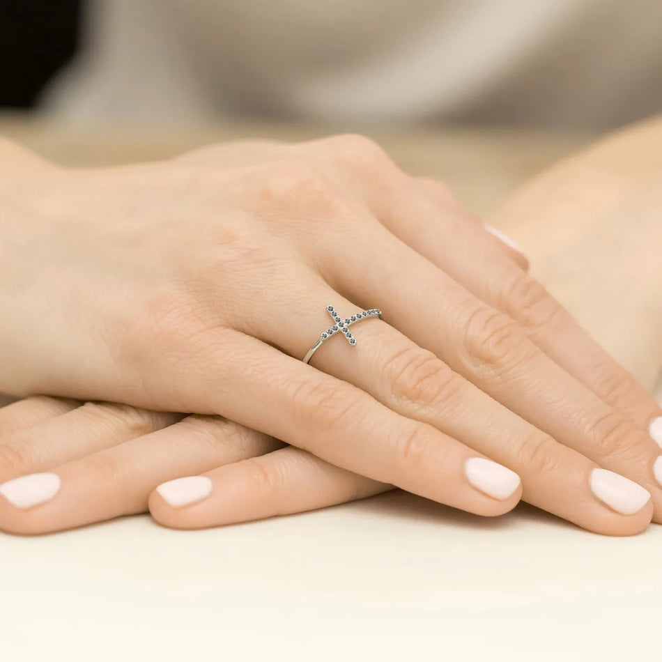 Prsten z bílého zlata s křížkem z černých diamantů o hmotnosti 0,09 ct