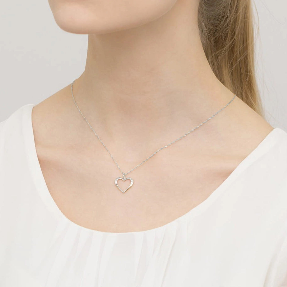 Přívěsek ve tvaru srdce z bílého zlata s diamanty o hmotnosti 0,026 ct. Udělejte radost někomu, koho máte rádi.