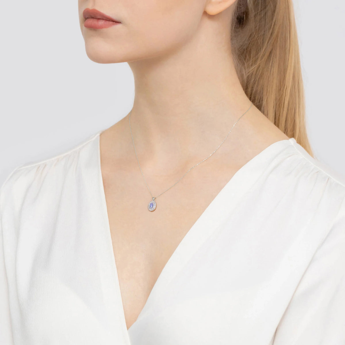 Pendant made of the 14K (585) gold. Central tansanit 0.40ct surrounded by 39 diamonds 0.19ct. A unique gift for her. Our shop offers chains, pendants, necklaces