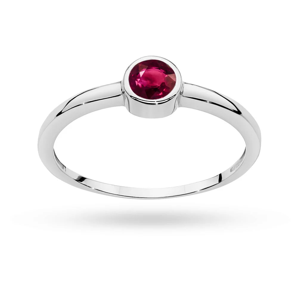 Prsten z bílého zlata s rubínem o hmotnosti 0,30 ct. Tento drahokam spojuje eleganci, jemnost a trvanlivost. Tento prsten je ideální volbou pro zásnuby. Je to elegantní dárek.